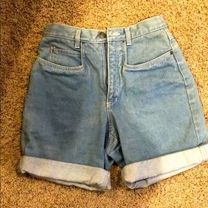 The PERFECT VINTAGE DENIM SHORTS cuffed light wash